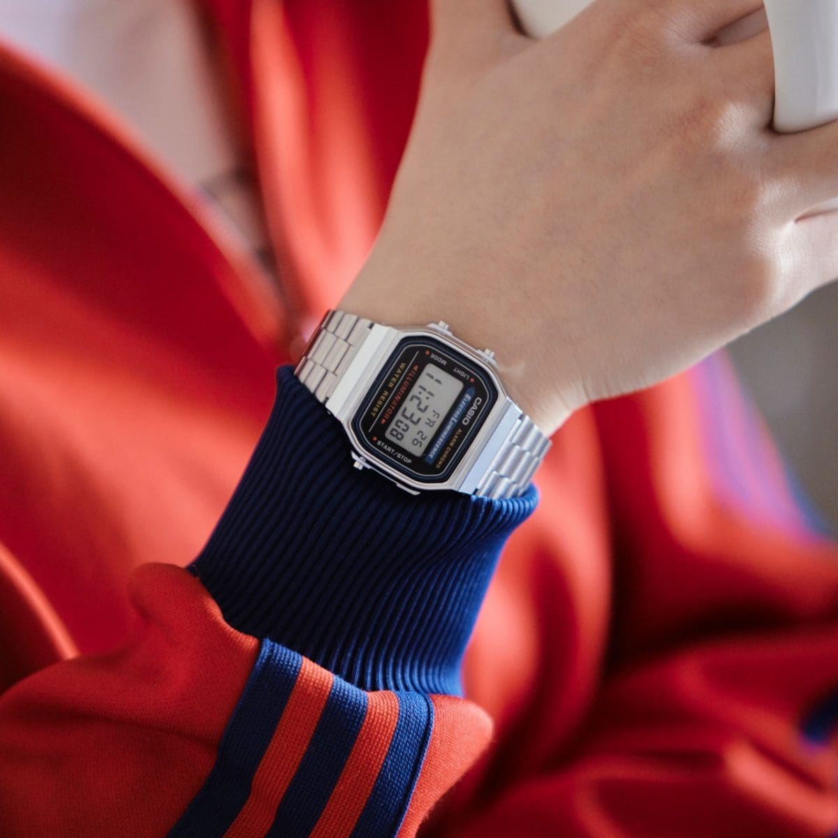 Nahaufnahme der CASIO VINTAGE COLLECTION Armbanduhr A168WA-1Y am Handgelenk einer Person.