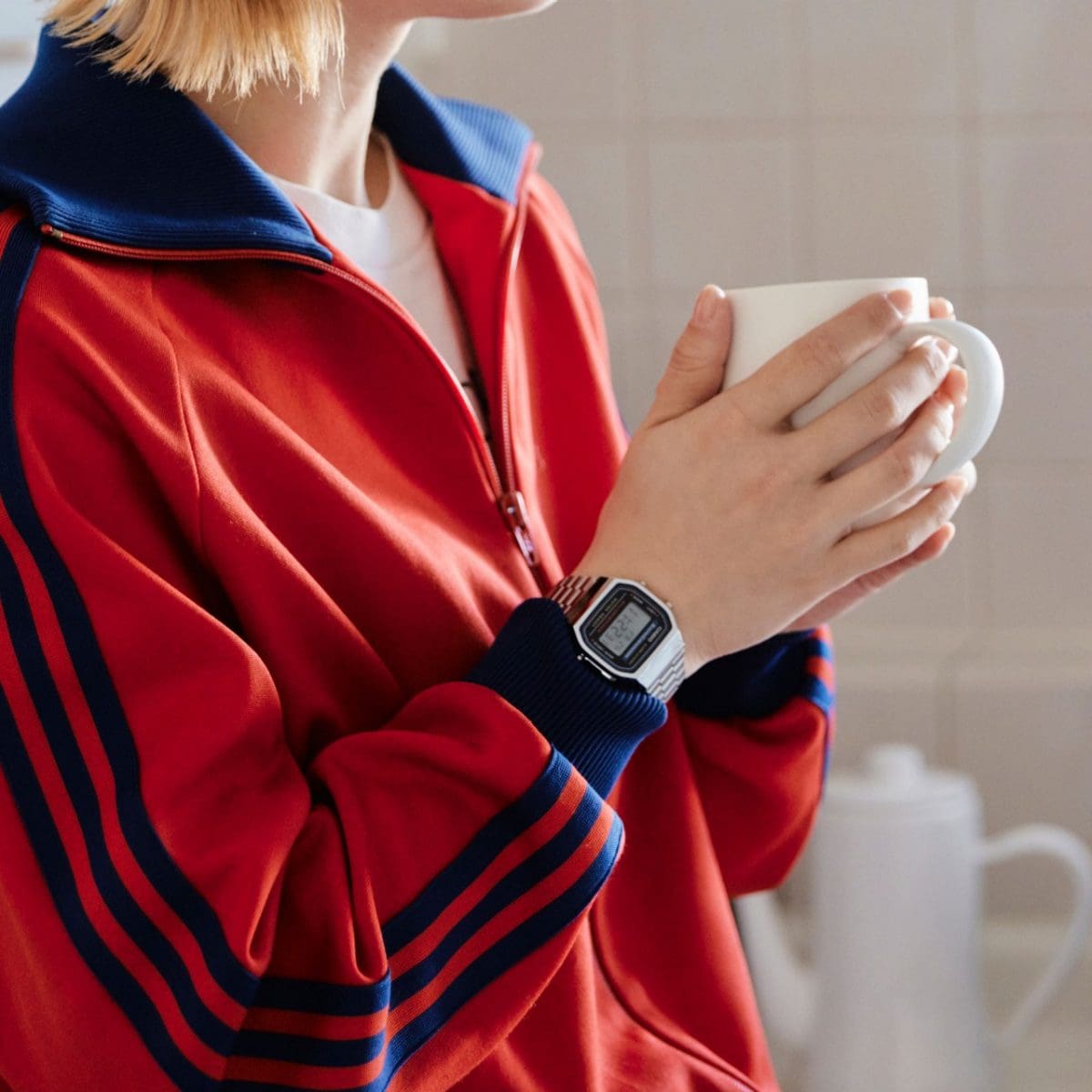 Die CASIO VINTAGE COLLECTION Armbanduhr A168WA-1Y am Handgelenk einer Person in einem Innenraum.