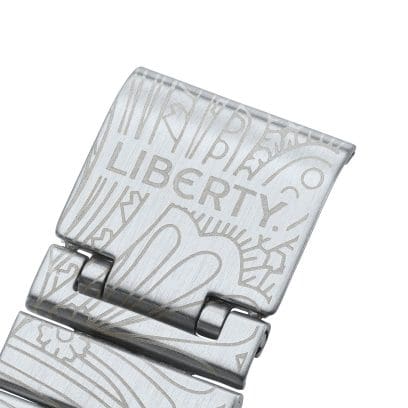 LIBERTY steht auf der Schließe der AQ-230ELT-7AER umrahmt vom Paisley-Muster