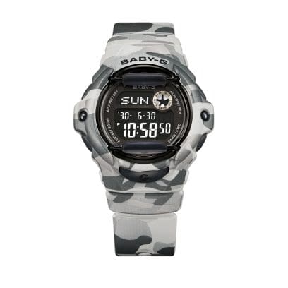 Das schwarze, digitale Zifferblatt der BABY-G Armbanduhr BG-169CMB-8ER ist von den typischen Bügeln oben und unten eingefasst