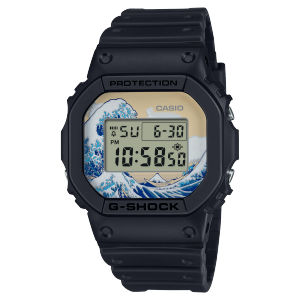 Frontansicht der DW-5600KHK25-1DR mit dem Design The Great Wave des Künstlers Katsushika Hokusai auf dem Zifferblatt