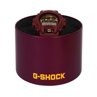 Die DW-6900CC25-4ER in einer runden, dunkelroten Box mit orangenem G-SHOCK Logo