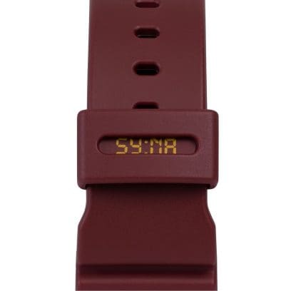 Auf dem dunkelroten Armband ist in Orange der Schriftzug SY:NA zu lesen