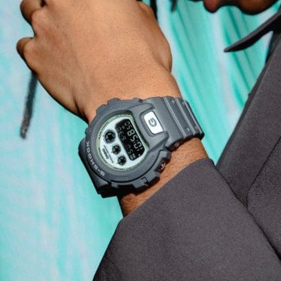 Nahaufnahme der G-SHOCK DW-6900HD-8 Armbanduhr am Handgelenk eines Mannes