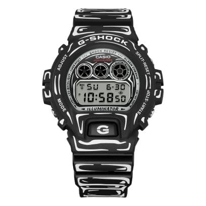 Frontansicht der schwarzen Digitaluhr DW-6900JV-1ER von G-SHOCK mit weißen Linien im Comic-Stil auf Gehäuse und Armband