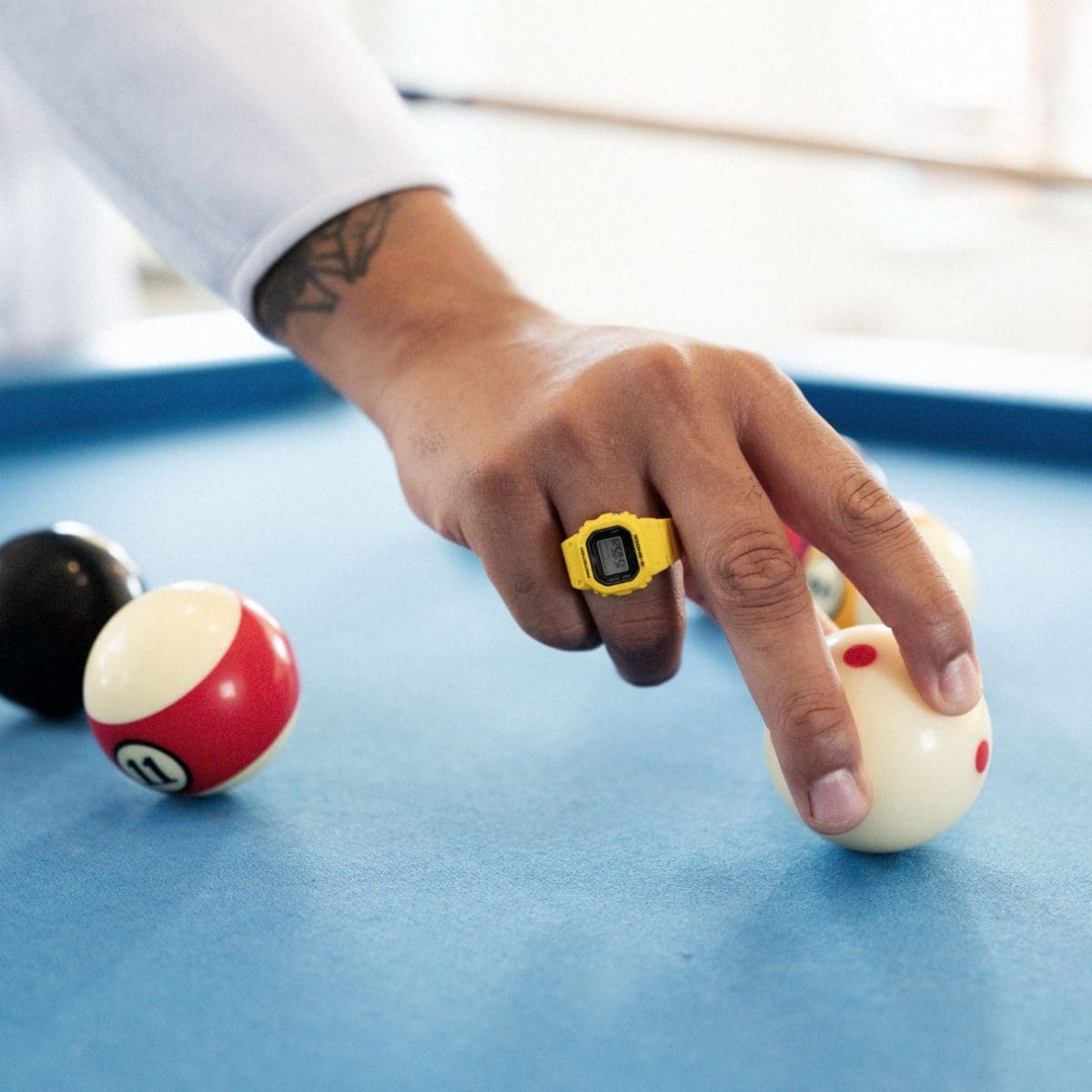 Die DWN-5600-9ER am Ringfinger eines Mannes, der gerade eine Billardkugel anfässt