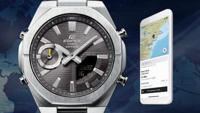 Fronansicht der ECB-S10D-8AEF und das anthrazitfarbene Zifferblatt. Daneben ist ein Smartphone abgebildet. Das verdeutlicht, dass die Uhr mit dem Smartphone verbunden werden kann.