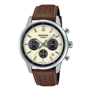 Frontansicht der analogen Armbanduhr EFR-575L-7AEF mit braunem Lederarmband und hellem Zifferblatt. Die drei Chronographen-Anzeigen heben sich dunkel ab.