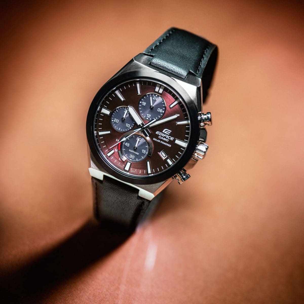 Leicht schräge Frontansicht der EFS-S630BL-5AV mit Blick auf das braune Zifferblatt mit weißen Zeigern und Indizes