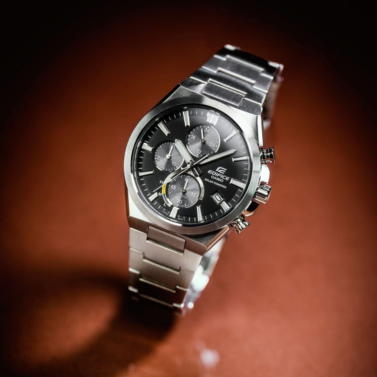 Die EFS-S630D-1AV vor braunem Hintergrund. Auf der Vier-Uhr-Position ist eine Datumsanzeige.