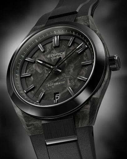 Leicht seitliche Ansicht der EFK-100XPB-1AER mit "EDIFICE CASIO" Schriftzug auf dem oberen Teil des Zifferblattes