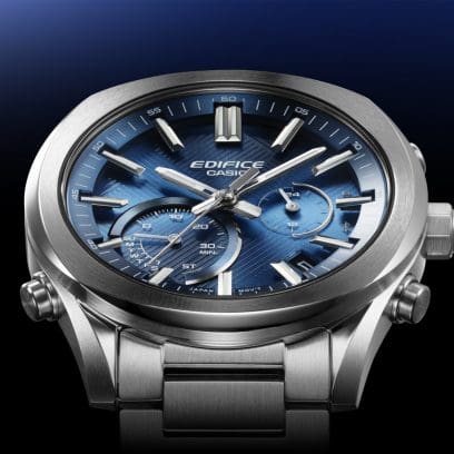 Die Indizes der Analoguhr EQB-1300D-2AEF von EDIFICE schweben über der metallisch schimmernden Oberfläche des blauen Zifferblattes