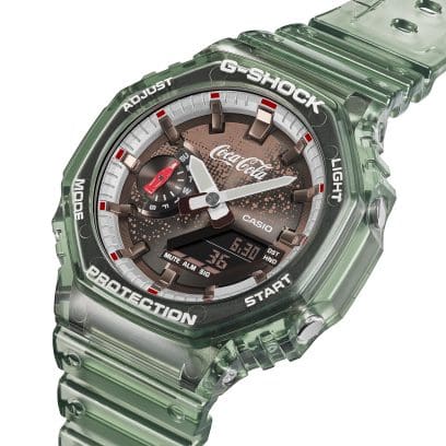 Das Armband und das Gehäuse der G-SHOCK GA-2100CC-3A ist grün-transparent und ist angelehnt an die kultige Coca-Cola®-Flasche 
