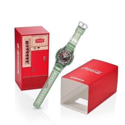 Die Verpackung des Coca-Cola®-Kooperationsmodells GA-2100CC-3A erinnert an einen Retro-Getränkeautomaten