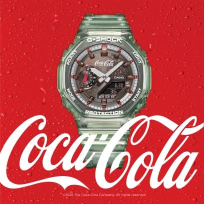 Die G-SHOCK Armbanduhr GA-2100CC-3AER auf einem roten Plakat mit weißem Coca-Cola® Logo drauf