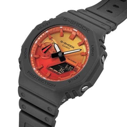 Schräge Aufnahme der G-SHOCK GA-2100FL-8A Armbanduhr mit analogem Zifferblatt und kleiner digitalen Datumsanzeige
