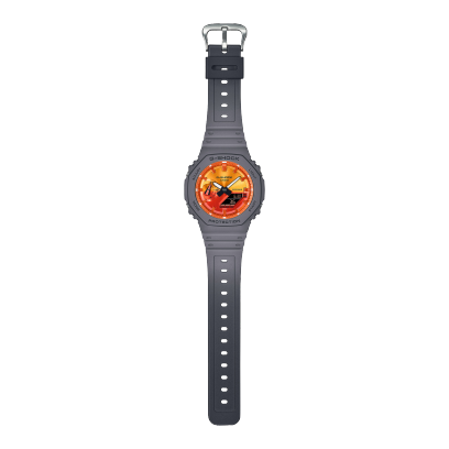 Komplette Aufnahme der Armbanduhr GA-2100FL-8A mit grauem Armband und orangenem analogen Zifferblatt