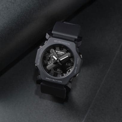 Gehäuse und Armband der G-SHOCK Armbanduhr GA-2300-1A direkt von vorn.