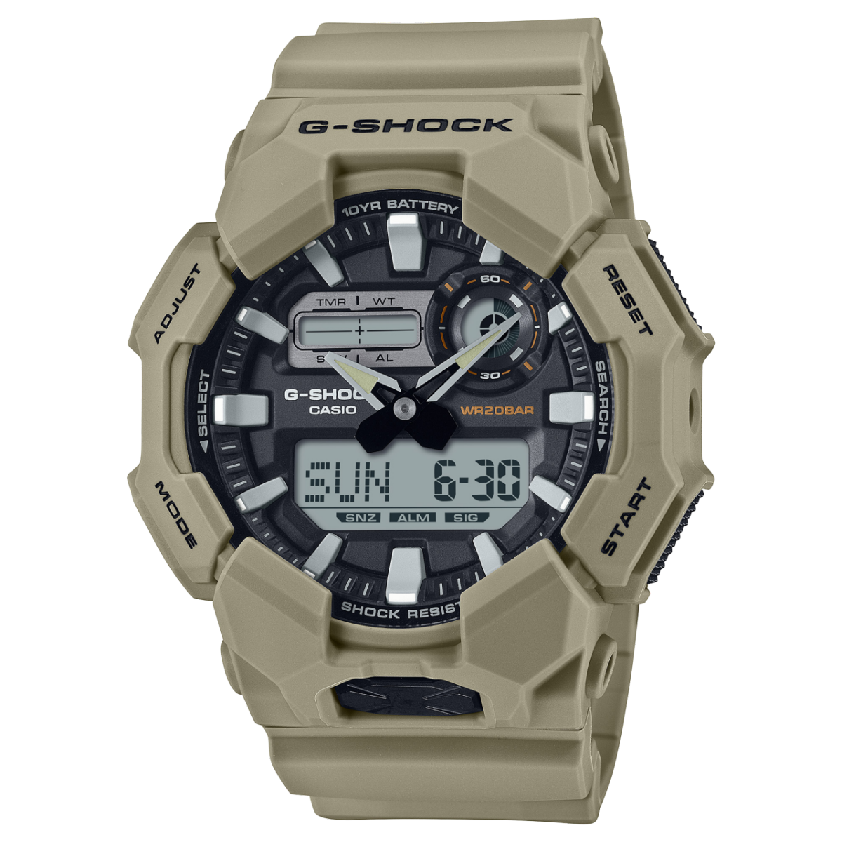 Die G-SHOCK Armbanduhr GA-010-5A mit rundem, digital-analogem Zifferblatt in Schwarz mit silbernen Akzenten, einem kräftigem Gehäuse mit großer, schwarzer Fronttaste und einem Armband aus biobasiertem Resin in Graubeige.