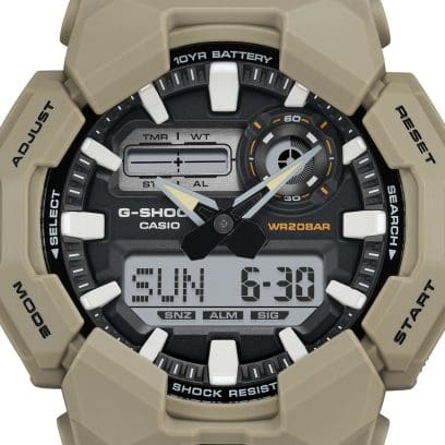 Nahaufnahme des digital-analogen Zifferblatts der G-SHOCK Armbanduhr GA-010-5A in Schwarz mit silbernen Akzenten und einem kräftigem Gehäuse in Graubeige mit großer, schwarzer Fronttaste.