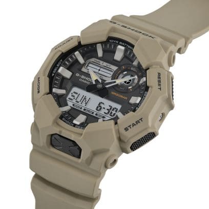 Die seitliche Nahaufnahme der G-SHOCK Armbanduhr GA-010-5A zeigt die schwarze Fronttaste und die schwarzen Bedientasten rechts außen am Gehäuse.