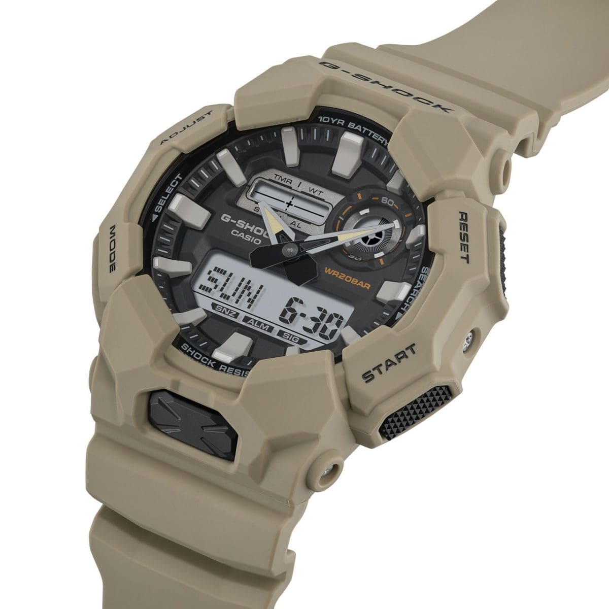 Die seitliche Nahaufnahme der G-SHOCK Armbanduhr GA-010-5A zeigt die schwarze Fronttaste und die schwarzen Bedientasten rechts außen am Gehäuse.