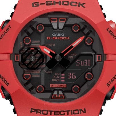Nahaufnahme des Gehäuses der GA-B001-4A G-SHOCK Uhr mit schwarzer, analoger Zeitanzeige und roten Indizes
