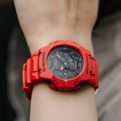 Close-Up der roten GA-B001-4A Armbanduhr am Handgelenk eines Mannes