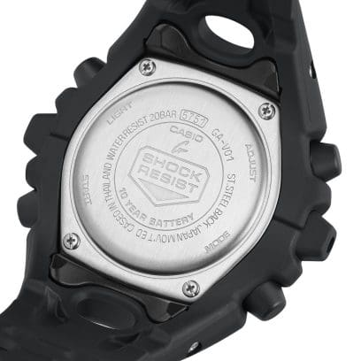 Rückansicht der GA-V01-1A mit Blick auf den Schriftzug SHOCK RESIST in der Mitte