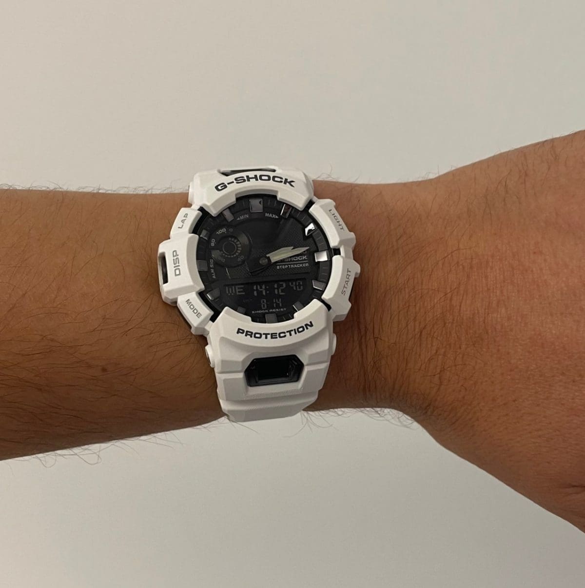 Nahaufnahme der G-SHOCK Armbanduhr GBA-900-7A am Handgelenk einer Person.