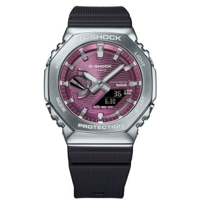 Frontansicht der GBM-2100A-4BER mit silbernem Gehäuse, schwarzem Resin-Armband und burgunderrotem Zifferblatt