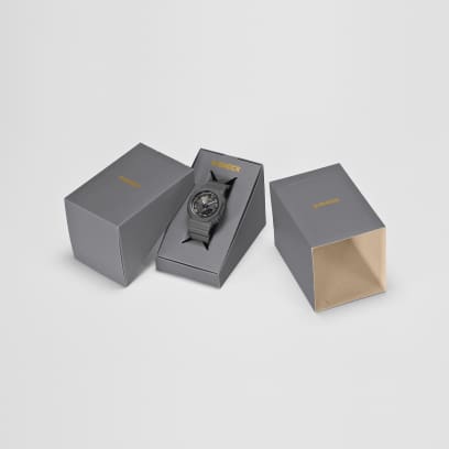 Graue Verpackung der mit goldenem G-SHOCK Logo auf allen Bestandteilen