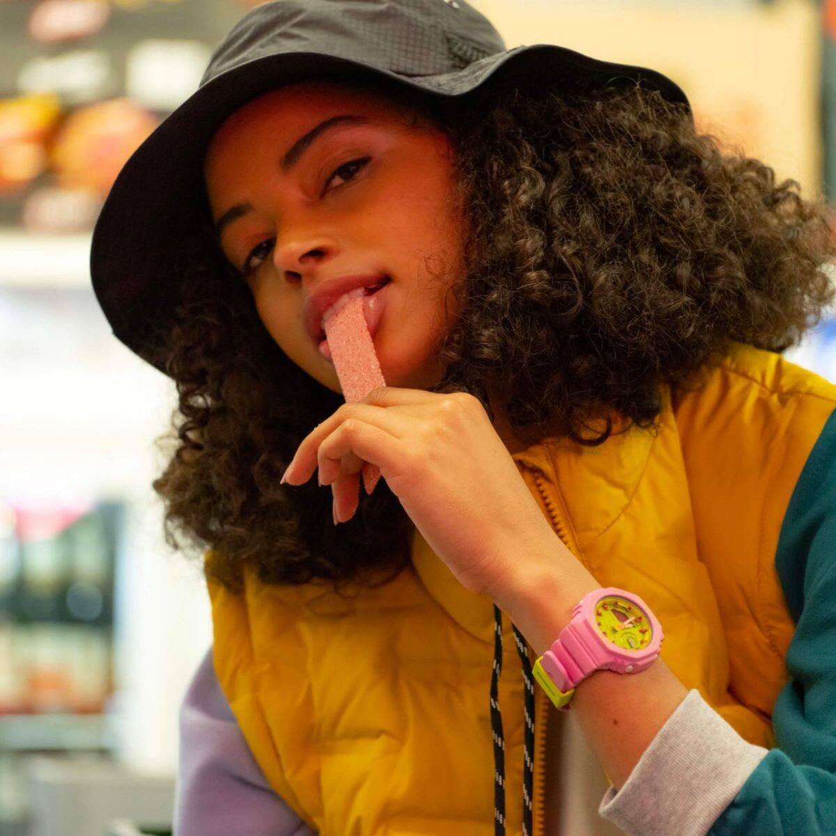 Eine Frau trägt eine G-SHOCK Uhr aus der "Bright Summer" Kollektion mit pinkem Armband