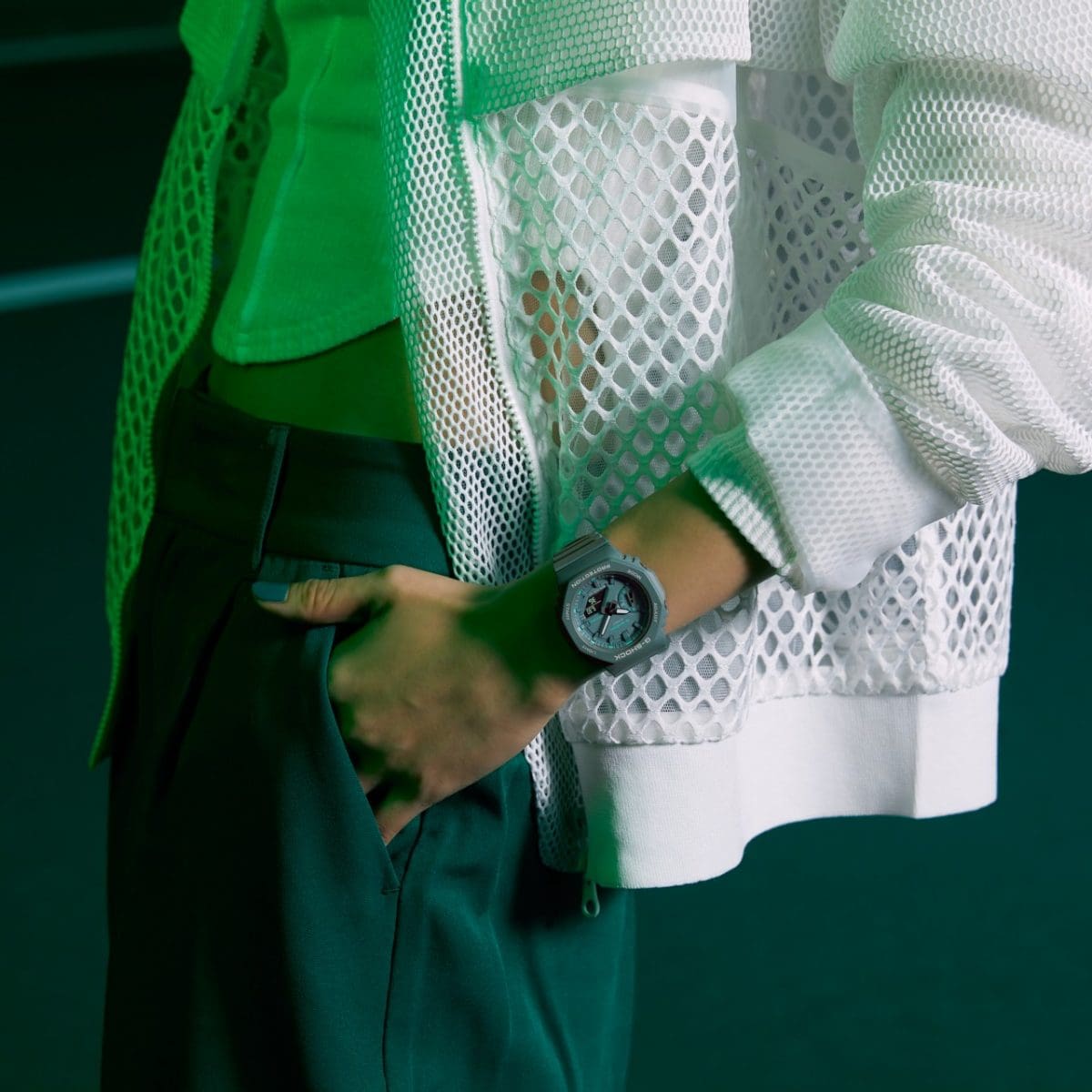 Die G-SHOCK WOMEN Armbanduhr GMA-S2100GA-3A am Handgelenk einer Person.