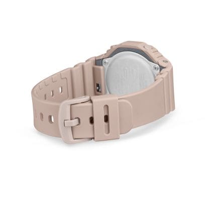 Rückansicht der GMA-S2100MD-4A mit geschlossenem Armband. Schließe und Bandhalter sind in der gleichen Farbe, wie das Armband