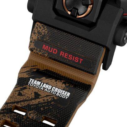 Nahaufnahme des Druck "Team Land Cruiser" auf dem Armband der GW-9500TLC Uhr