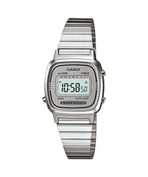 Die CASIO VINTAGE COLLECTION Armbanduhr LA670WEA-7 mit viereckigem, digitalem Zifferblatt in Helltürkis umrandet in Grau mit schwarzen Akzenten, einem viereckigen, silbernen Gehäuse und einem Gliederarmband aus Edelstahl in Silber.