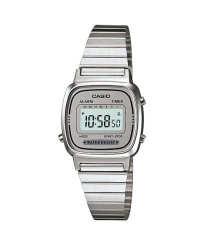 Die CASIO VINTAGE COLLECTION Armbanduhr LA670WEA-7 mit viereckigem, digitalem Zifferblatt in Helltürkis umrandet in Grau mit schwarzen Akzenten, einem viereckigen, silbernen Gehäuse und einem Gliederarmband aus Edelstahl in Silber.