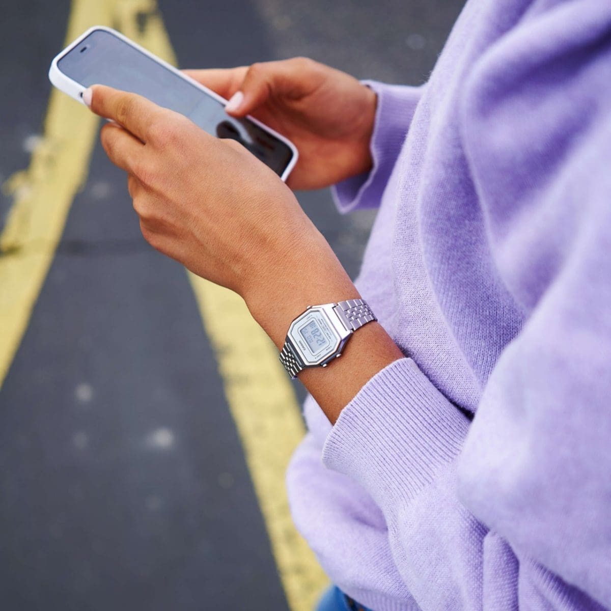 Die CASIO VINTAGE COLLECTION Armbanduhr LA680WEA-7 am Handgelenk einer Person in Außenumgebung.