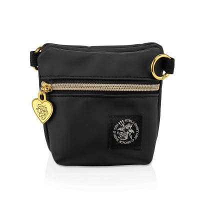 Jede Armbanduhr aus dem Set in Kooperation mit VERDY wird in einer kleinen, schwarzen Tasche mit goldfarbenem Reißverschluss und Anhänger geliefert