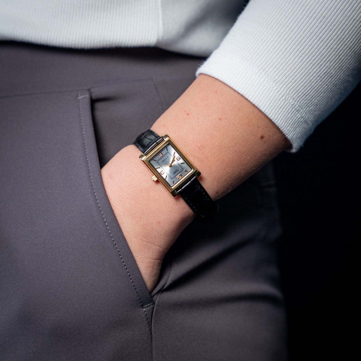 Die eckige Analoguhr "LTP-1234PGL-7A2" von CASIO Timeless Collection am Handgelenk einer Frau.
