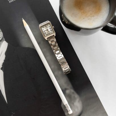 Die CASIO TIMELESS COLLECTION Armbanduhr LTP-B150D-7B auf einem Tisch neben einem Bleistift abgelegt.