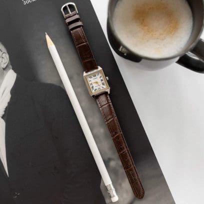 Komplettansicht der flach liegenden CASIO TIMELESS COLLECTION Armbanduhr LTP-B150L-7B2 auf einem Tisch neben einem Bleistift.