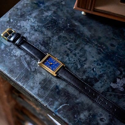 Die Armbanduhr "LTP-B165GL-2BV" von CASIO Collection liegt offen auf einem dunkeln Marmor-Tisch. 
