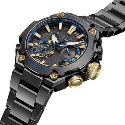 Seitliche Ansicht des Zifferblattes der MRG-B2000B-1A. Die Schriftzüge G-SHOCK und MR-G auf dem Gehäuse sind Blau hervorgehoben