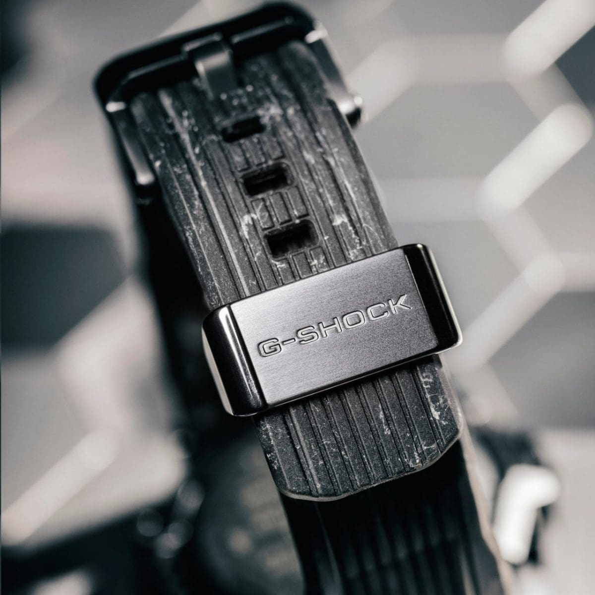 Nahaufnahme der Rückseite des Verschlusses der MTG-B2000YST-1AER Armbanduhr