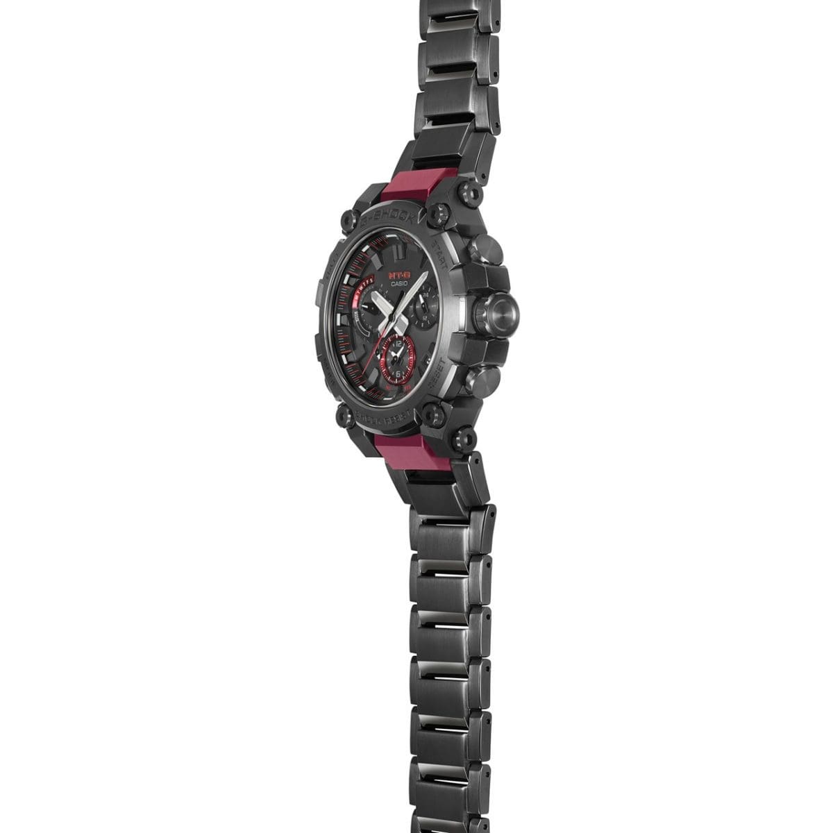 Seitliche Ansicht der MTG-B3000BD-1A Armbanduhr mit großen Knöpfen zur Zeiteinstellung an den Seiten