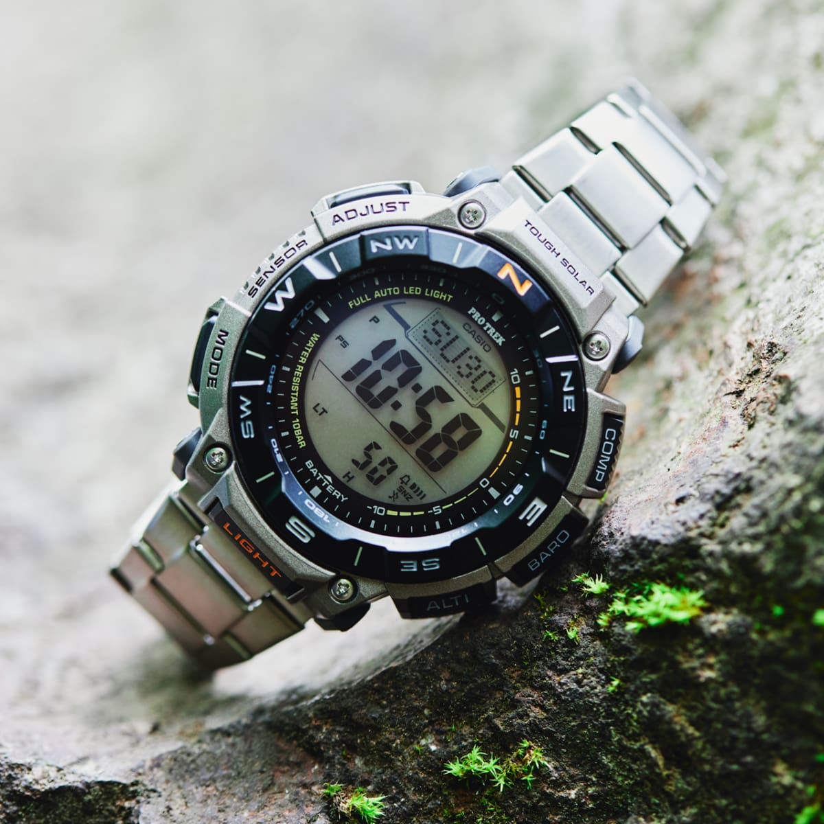 Die PRO TREK Armbanduhr PRG-340T-7 seitlich liegend auf einem Steinuntergrund drapiert.