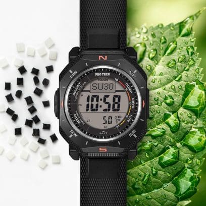 Neben der PRO TREK PRG-69-1 liegen die Kügelchen des Ausgangsmaterials Resin und auf der anderen Seite ist ein grünes Blatt mit Wassertropfen abgebildet