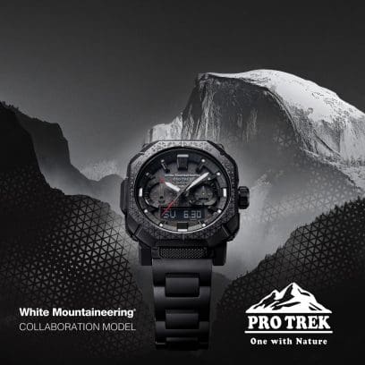 Die schwarze PRW-B1000WM-1ER vor einem Hintergrund eines Gebirges und mit den beiden Markenlogos von PRO TREK und White Mountaineering®